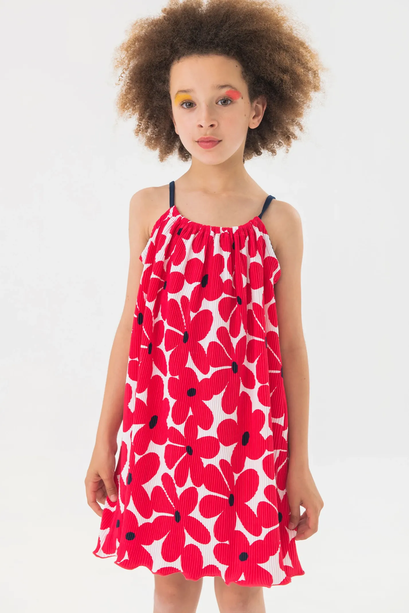 Abito in maglia per bambina con motivo floreale in rosso e bianco.