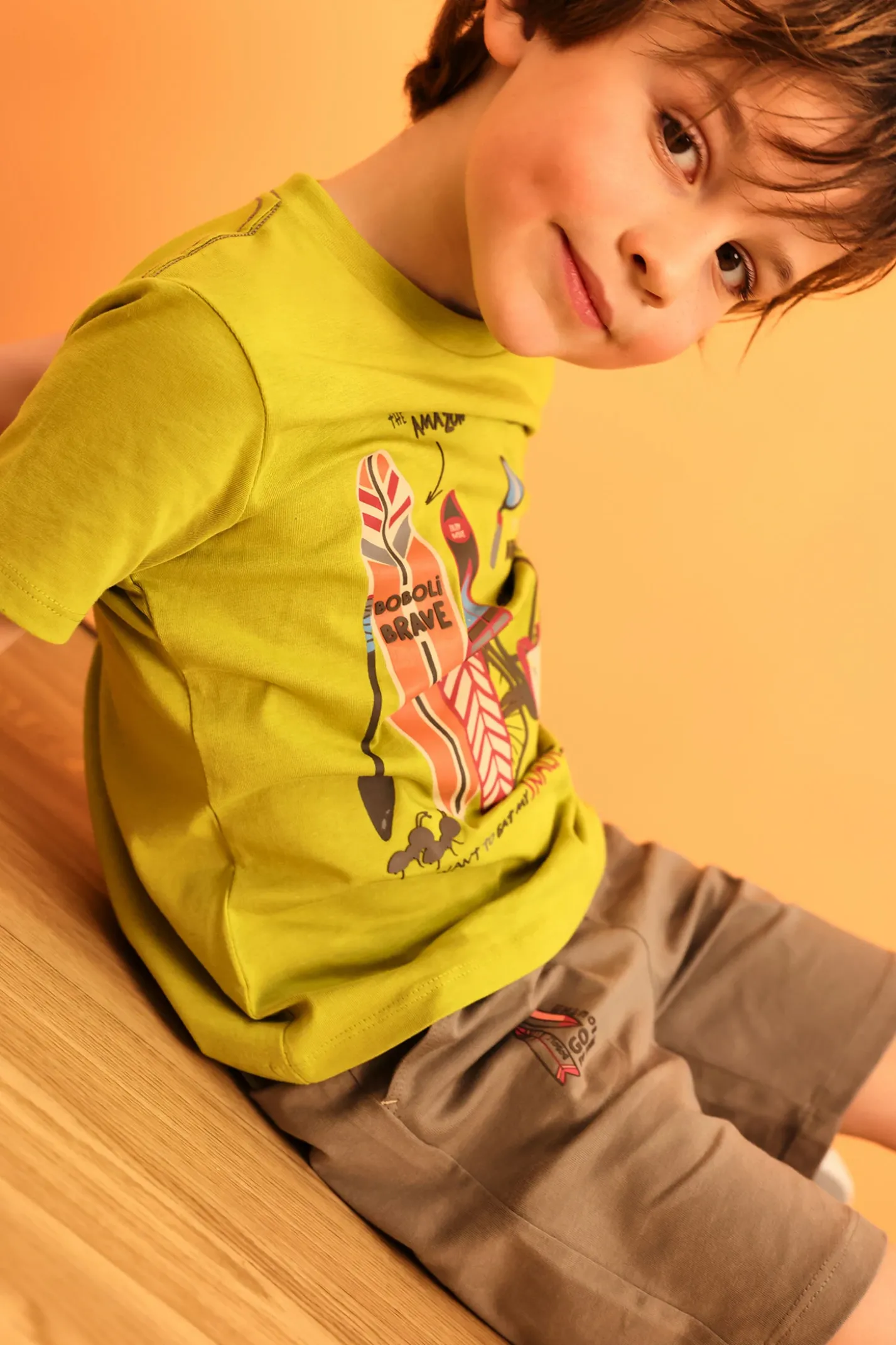 Bermuda basic in maglia per bambino in colore marrone.
