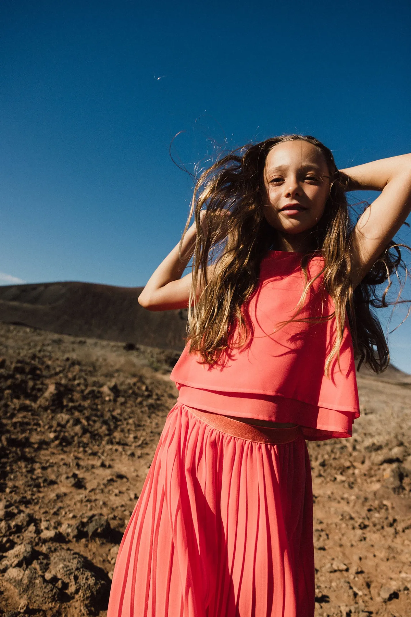 Blusa di chiffon per bambina di colore rosso.