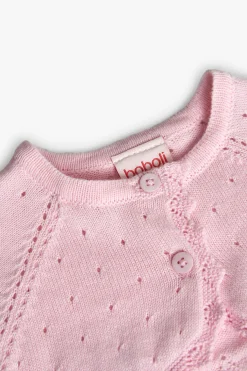 Bolero in maglia per neonata di colore rosa.