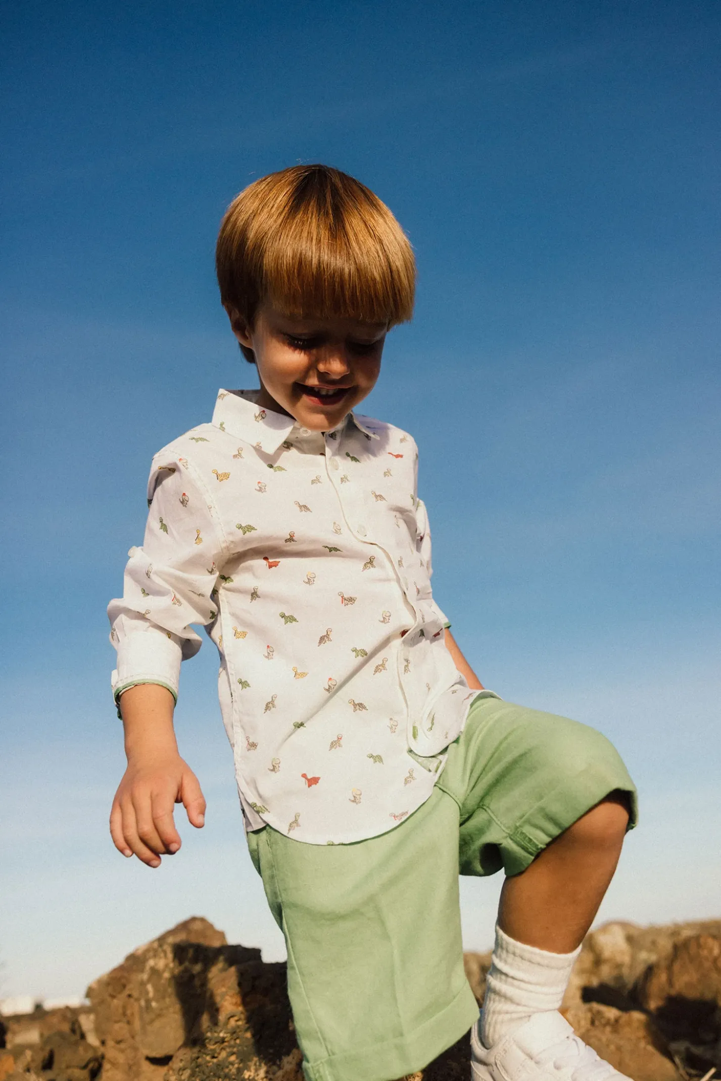 Camicia in popeline per bambini stampata in colore bianco con motivo di dinosauri