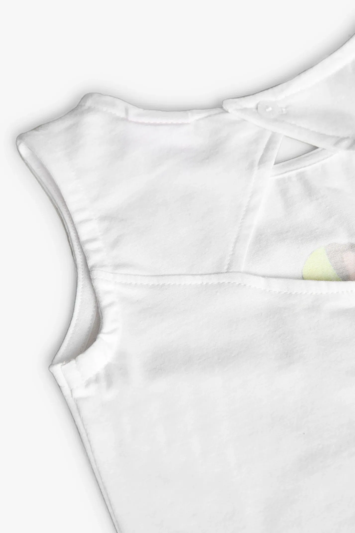 Canottiera a maglia per bambina di colore bianco.