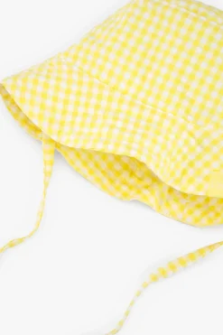Cappello di popeline per bebè di colore giallo con motivo a quadri.