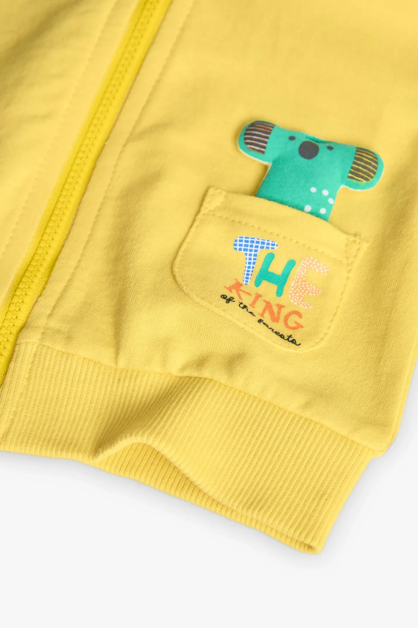 Cardigan per neonato di colore giallo.