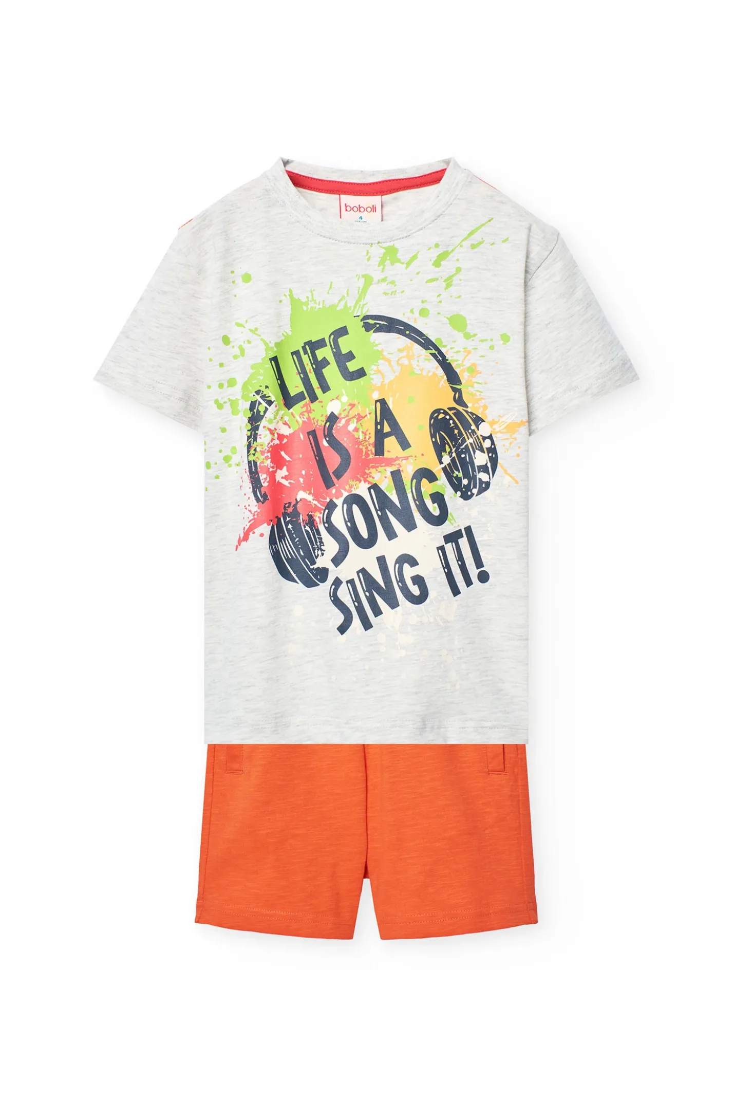 Completo a maglia con maglietta grigia e bermuda arancione per bambino.