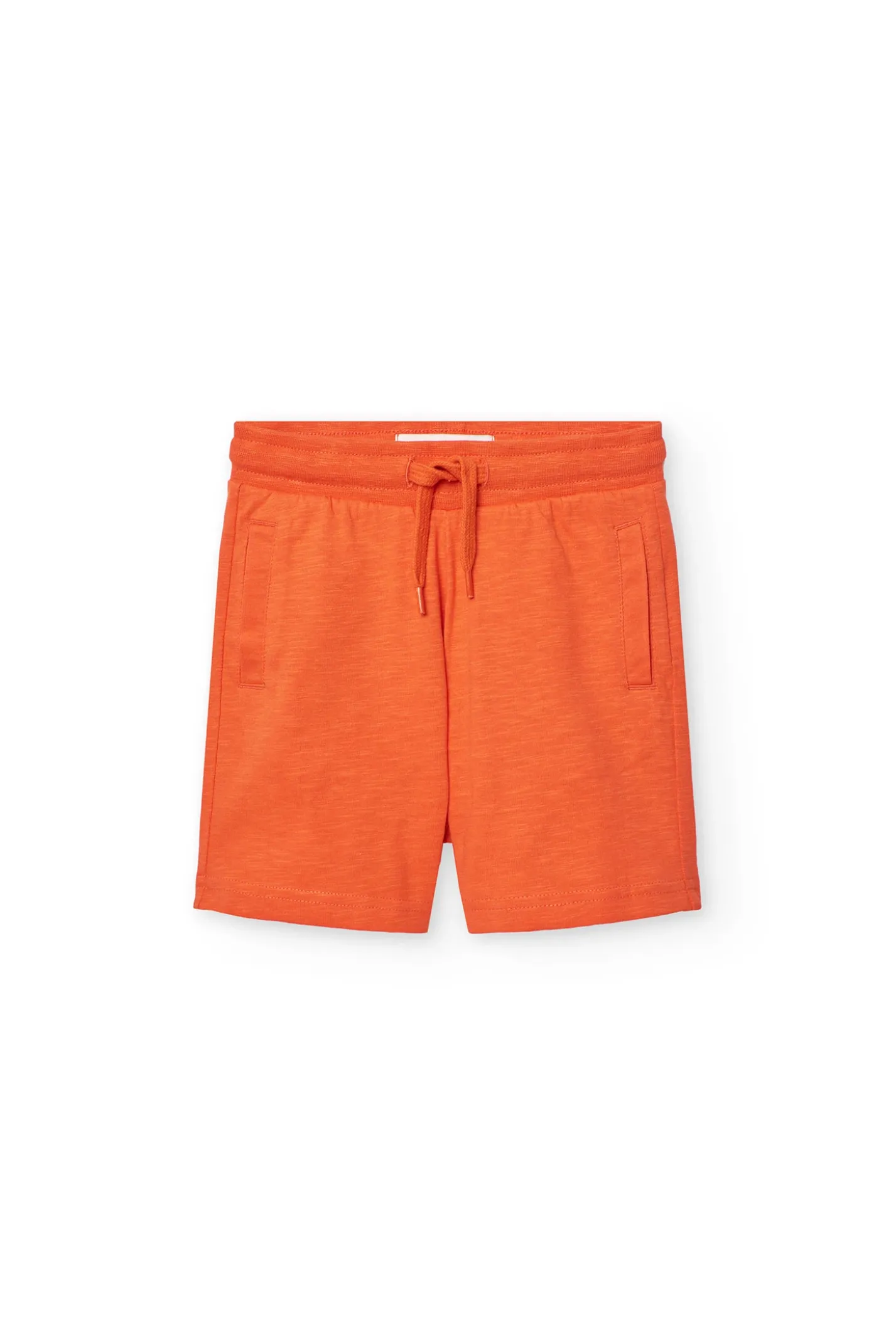 Completo a maglia con maglietta grigia e bermuda arancione per bambino.