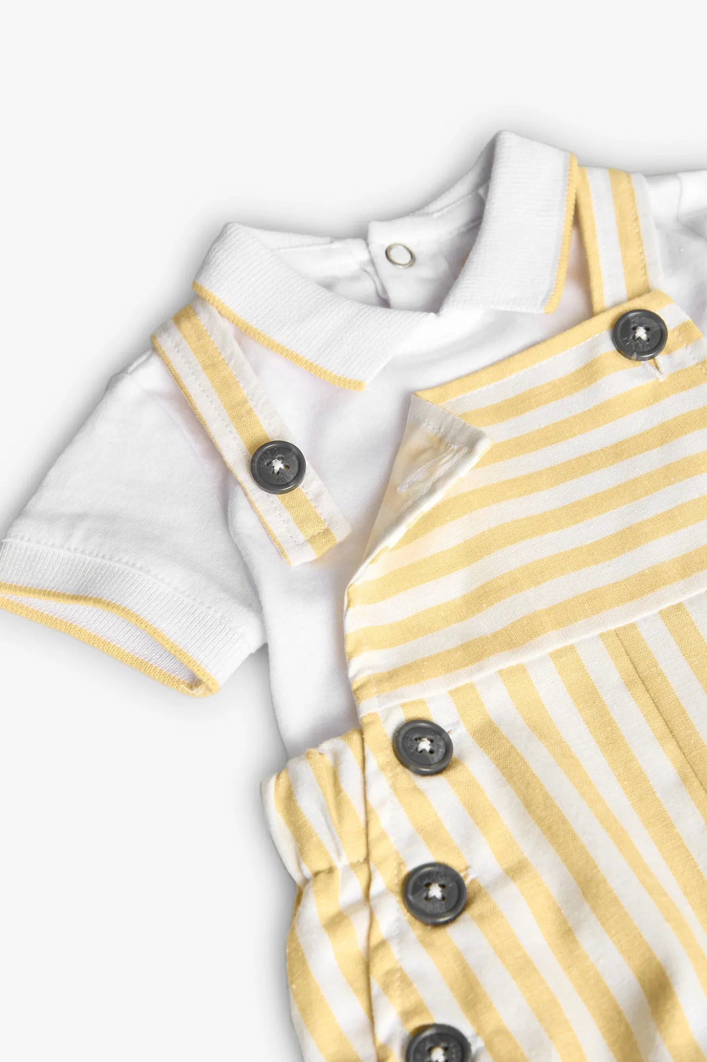 Completo a maglia per bambino nei colori giallo e bianco.