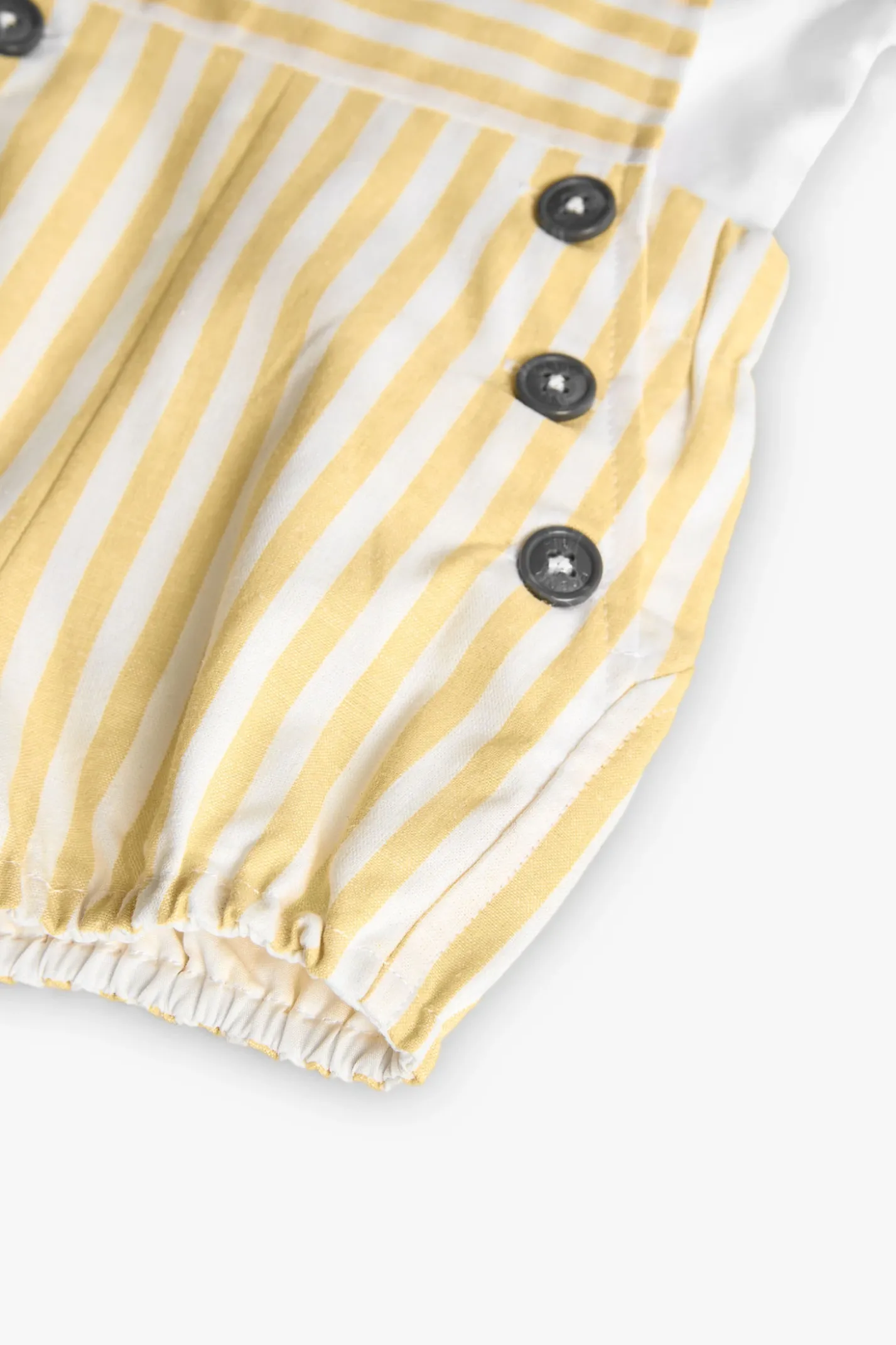 Completo a maglia per bambino nei colori giallo e bianco.