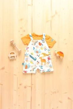 Completo composto da maglietta e salopette a maglia per neonato in colore arancione.