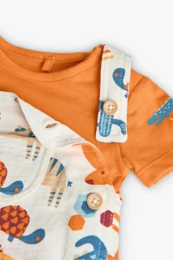 Completo composto da maglietta e salopette a maglia per neonato in colore arancione.
