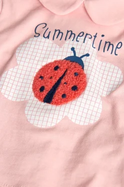 Completo coordinato in maglia per bambina in rosa con stampa di coccinella.