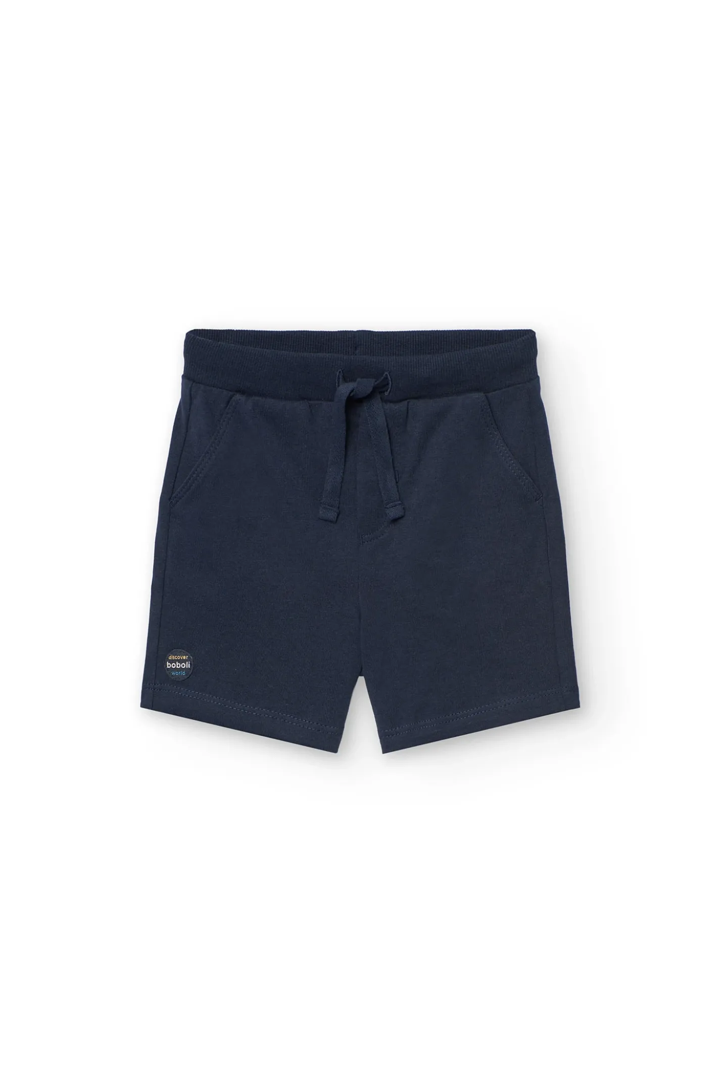 Completo di maglietta e pantaloncini in maglia per bambino in colore bianco.
