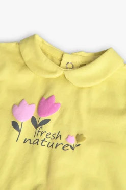 Completo di maglietta e pantalone a maglia per neonata in colore verde con stampa floreale.