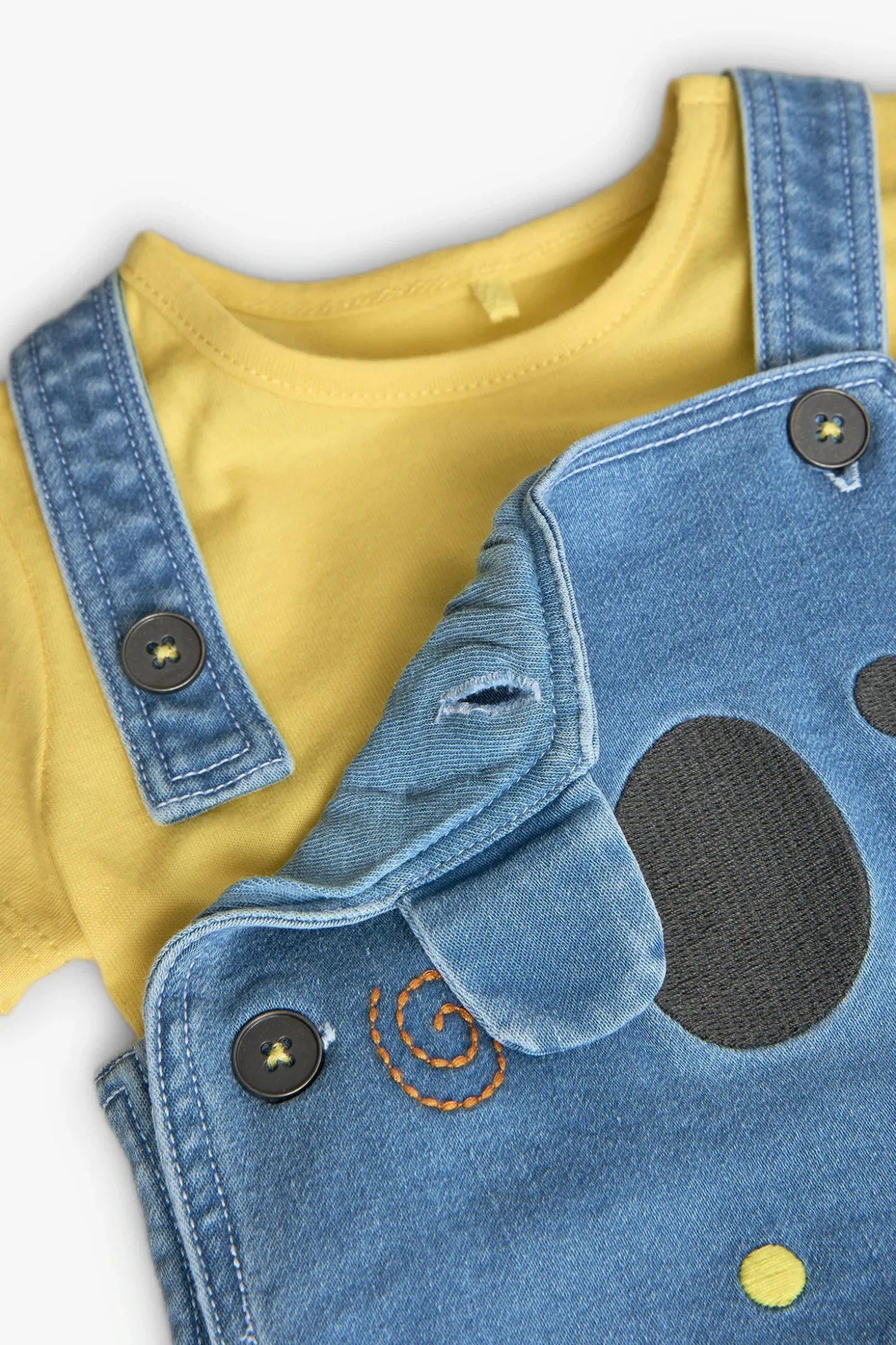 Completo di t-shirt in maglia per neonato di colore giallo.