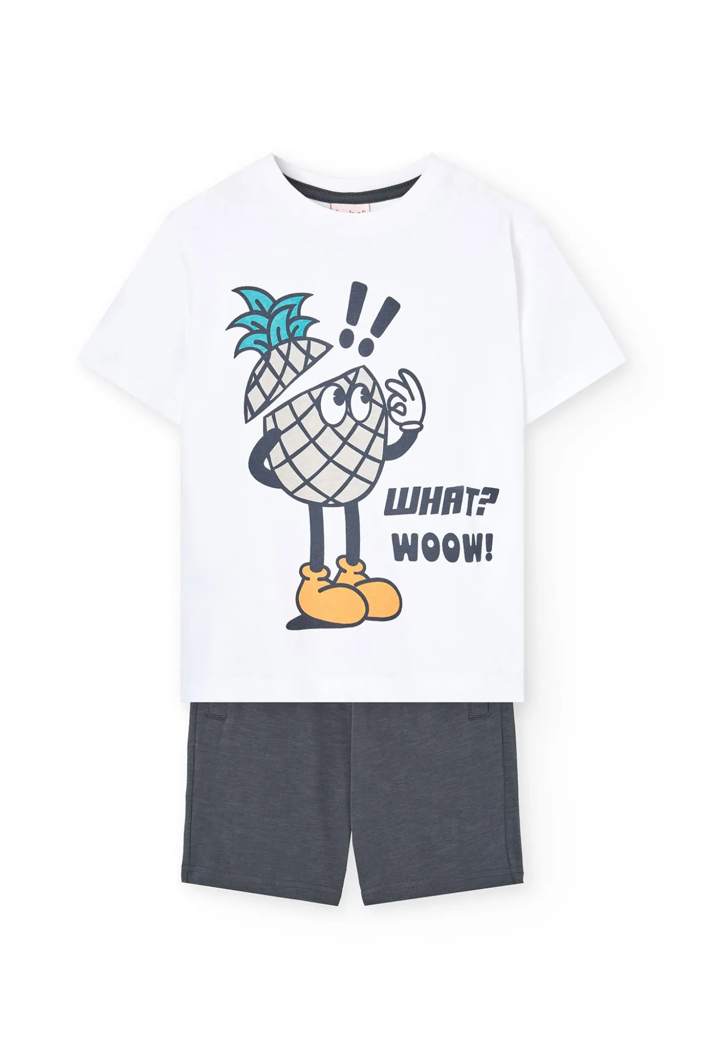 Completo in maglia con maglietta per bambino di colore bianco e bermuda di colore grigio.