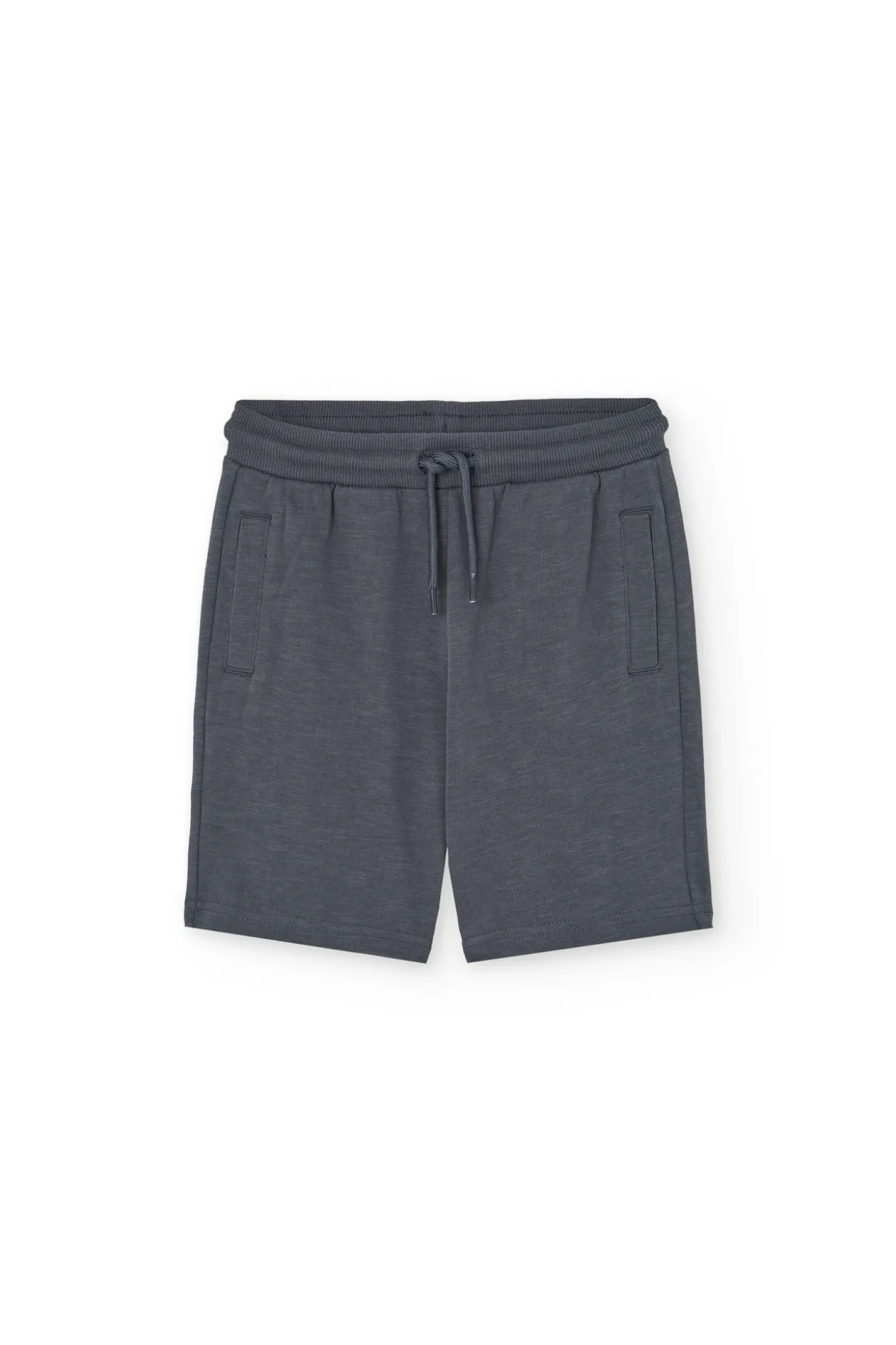 Completo in maglia con maglietta per bambino di colore bianco e bermuda di colore grigio.