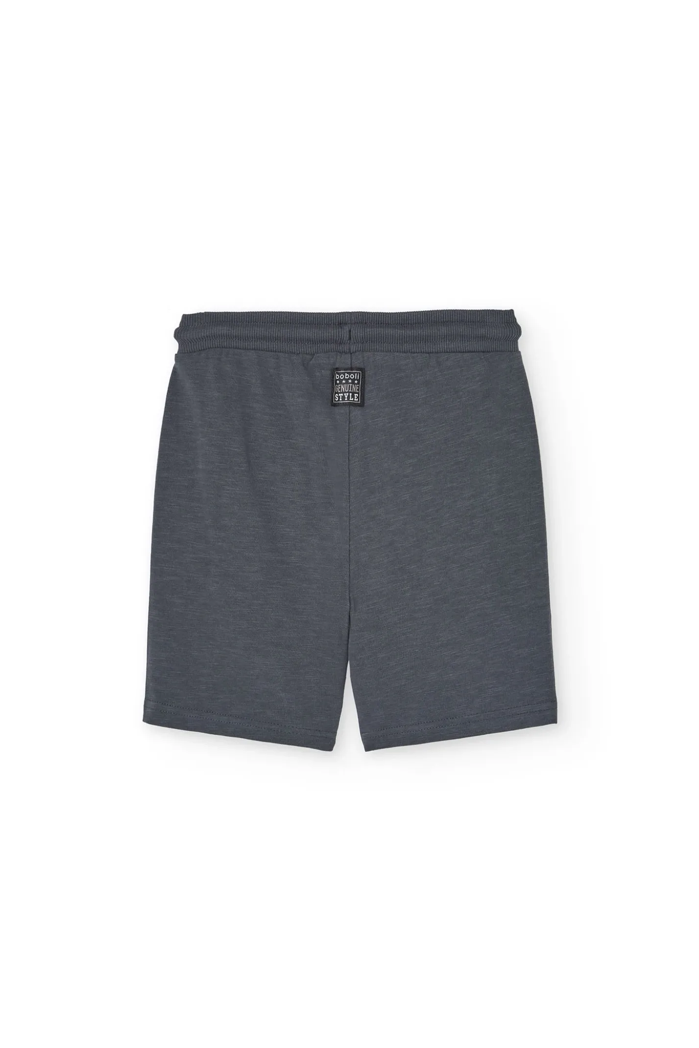 Completo in maglia con maglietta per bambino di colore bianco e bermuda di colore grigio.