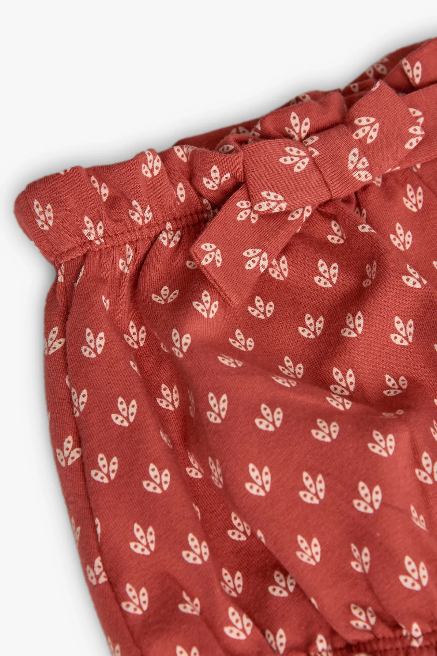 Completo in maglia per neonata con stampa floreale in rosso.