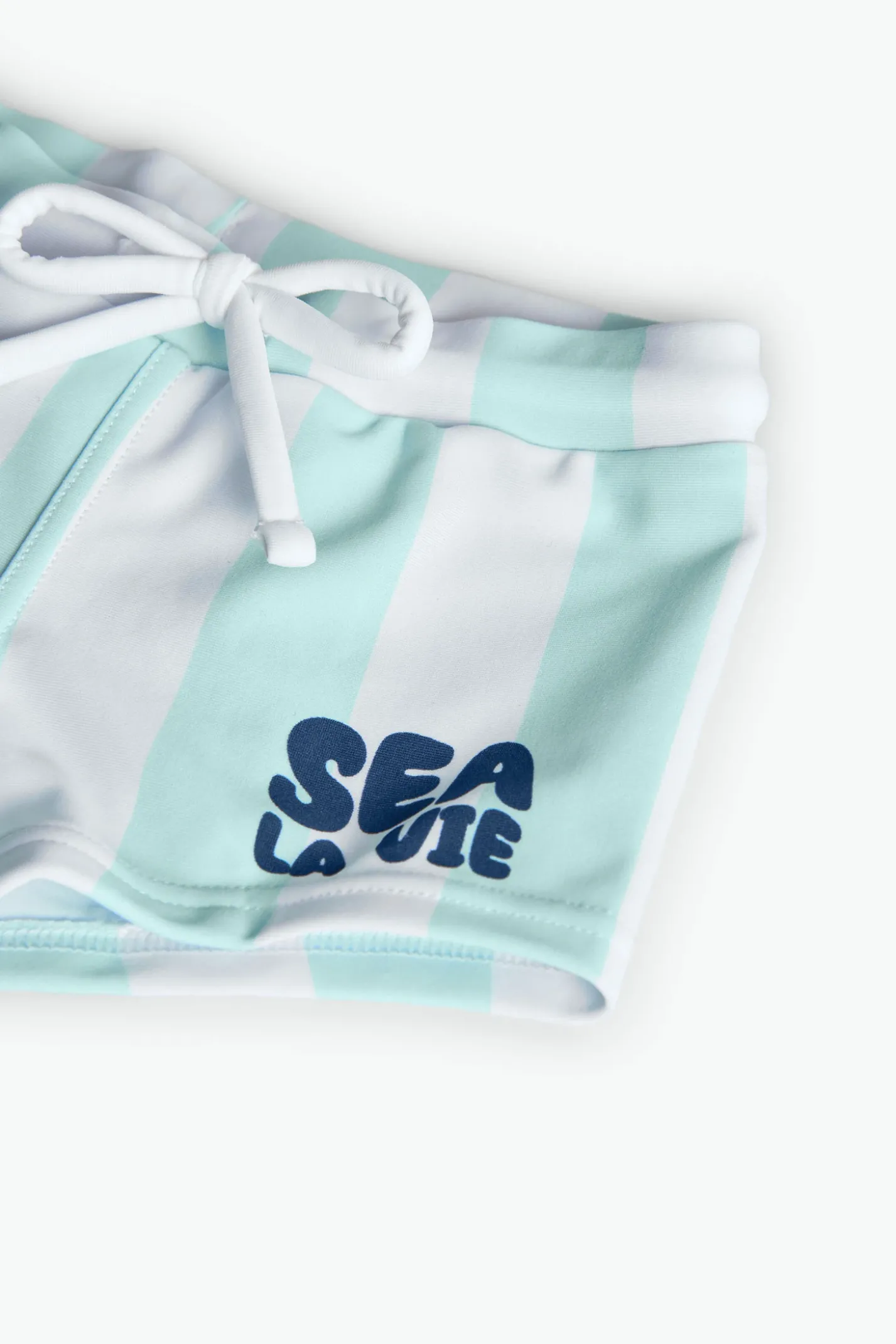 Costume da bagno in poliammide per bimbo con righe bianche e azzurro cielo.