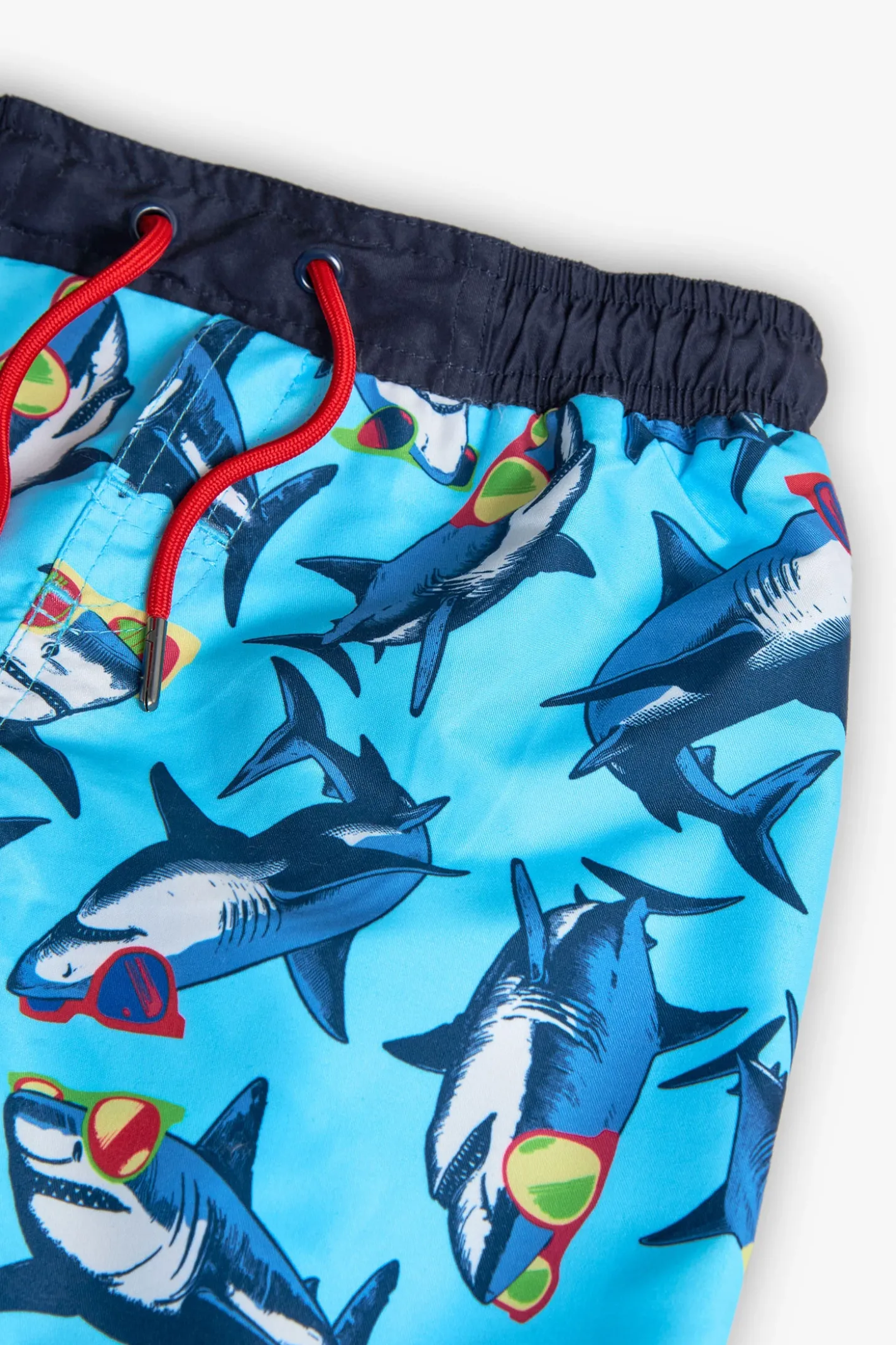 Costume da bagno in tessuto riciclato per bambino in blu navy con design di squali.