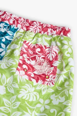 Costume da bagno in tessuto riciclato per bambino di colore verde con motivo floreale.