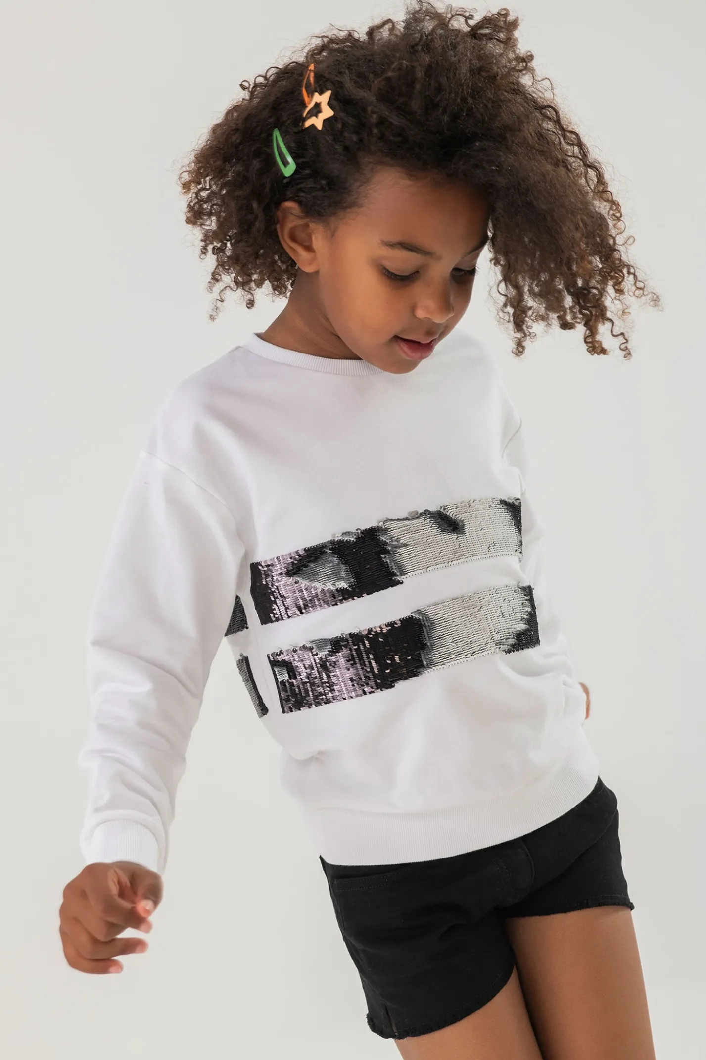 Felpa per bambina di colore bianco.