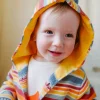 Giacca di maglia per neonati di colore giallo con design a righe.