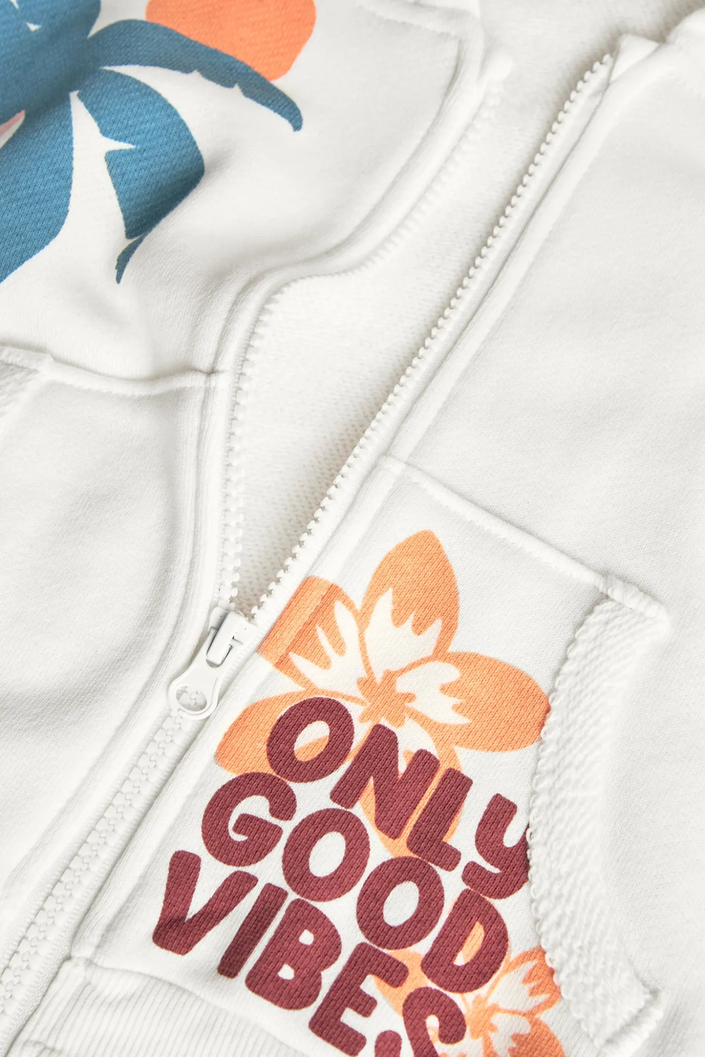 Giacca in maglia per bambina di colore bianco con cappuccio