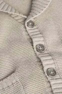 Giacchetta in maglia per neonato di colore beige.