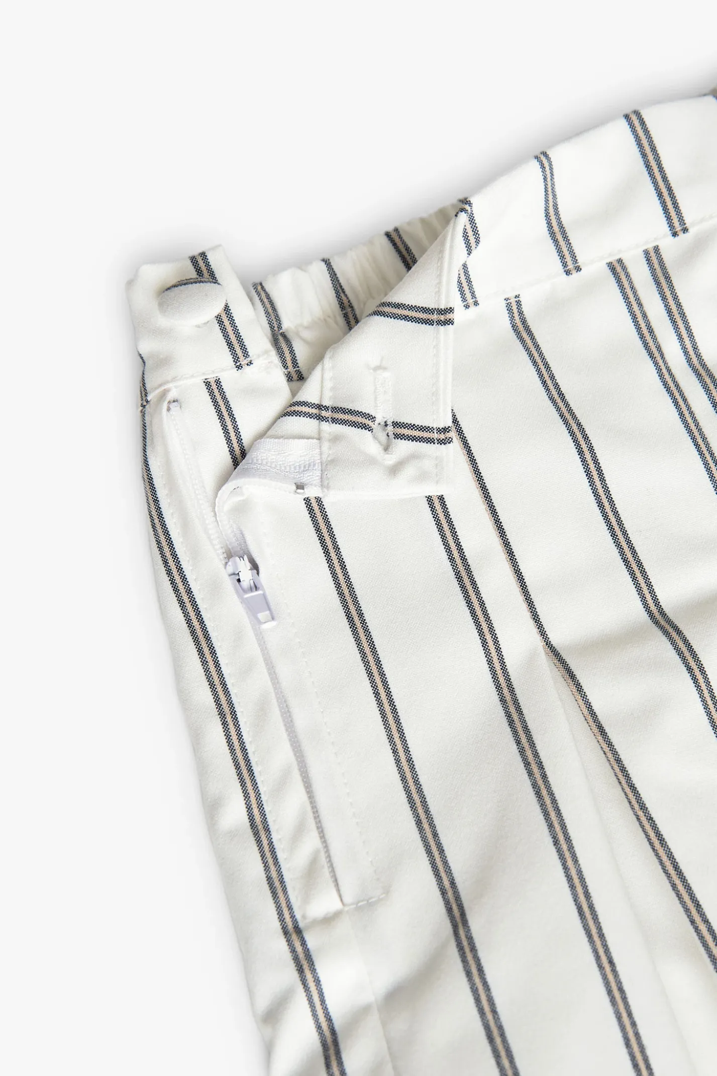 Gonna-pantaloncino in maglia per bambina con righe in bianco e nero.