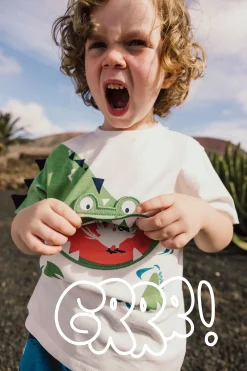Maglietta a maglia per bambino in bianco con design di coccodrillo.