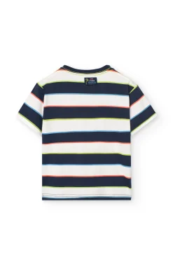 Maglietta a maglia per bambino con design a righe nei colori blu, verde e rosso.