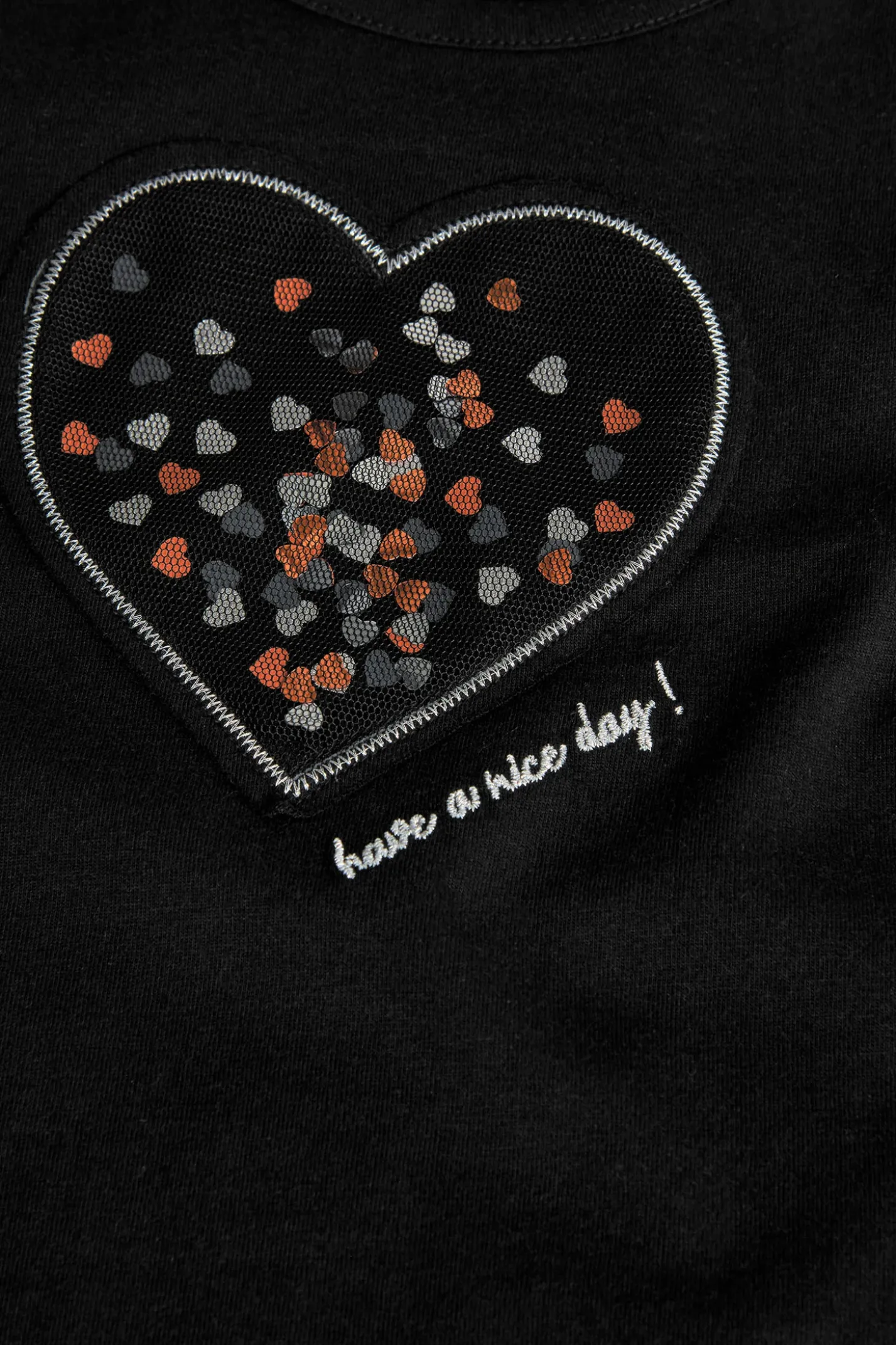 Maglietta a maglia per bambina di colore nero con motivo a cuore.