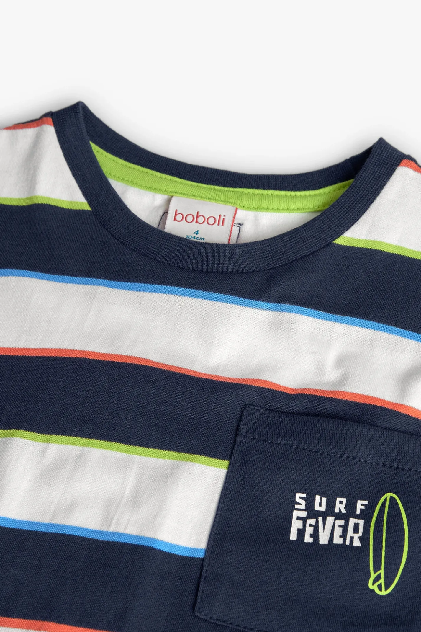 Maglietta a maglia per bambino con design a righe nei colori blu, verde e rosso.