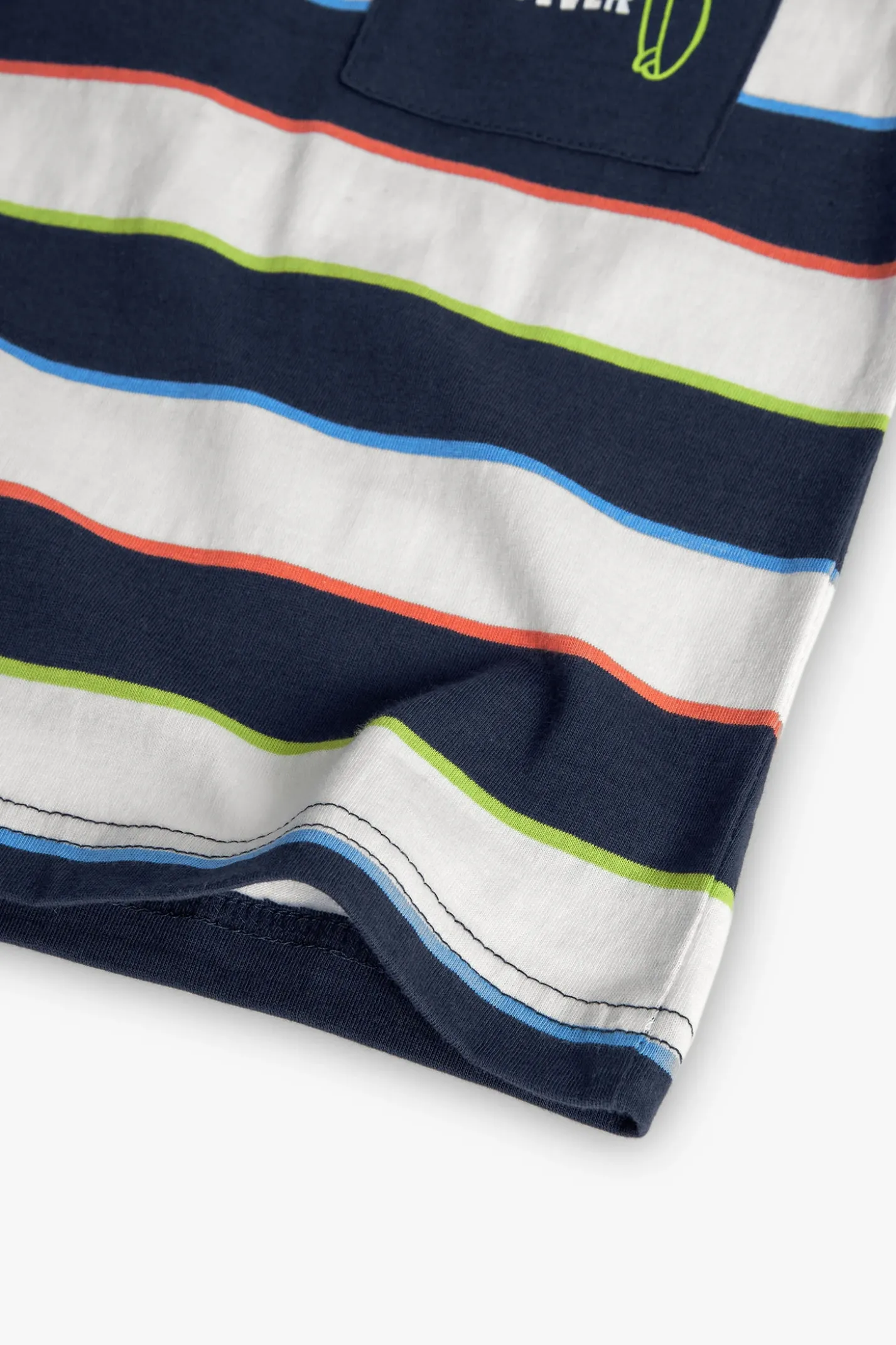 Maglietta a maglia per bambino con design a righe nei colori blu, verde e rosso.