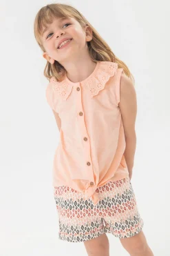 Maglietta di maglia per bebè femmina in colore salmone con dettaglio di pizzo.