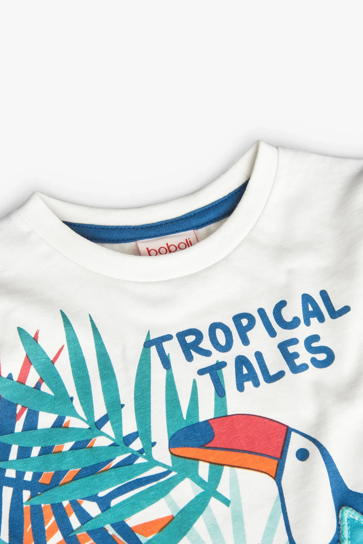 Maglietta in jersey per bebè maschio di colore bianco con stampa tropicale.