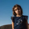 Maglietta lavorata a maglia per bambina con stampa floreale in colore blu navy.