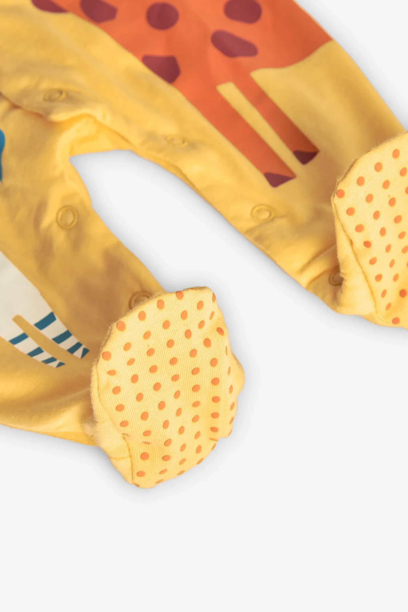 Pagliaccetto a maglia per bambino di colore giallo con stampa di animali.
