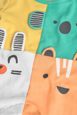 Pagliaccetto corto in maglia per neonato di colore salmone.