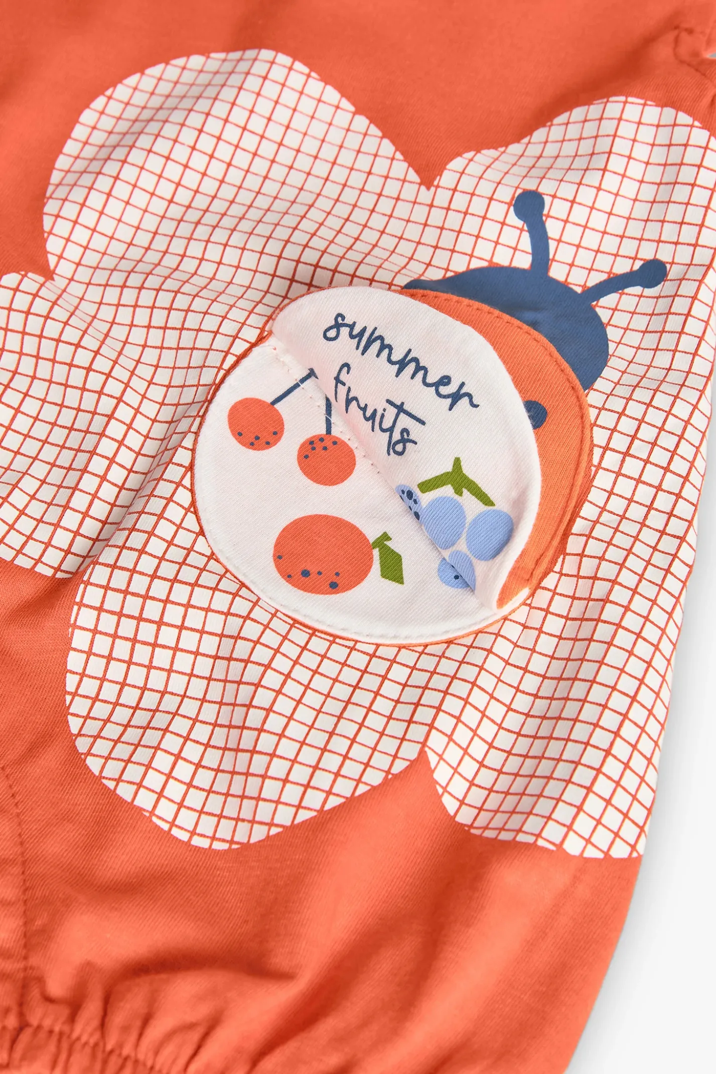 Pagliaccetto in maglia per neonata in colore rosso con design di coccinella.