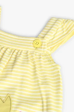 Pagliaccetto in maglia per bambina in colore giallo a righe con motivo floreale.