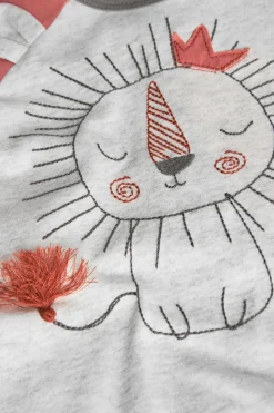 Pagliaccetto in maglia per bebé color panna con stampa di leone.