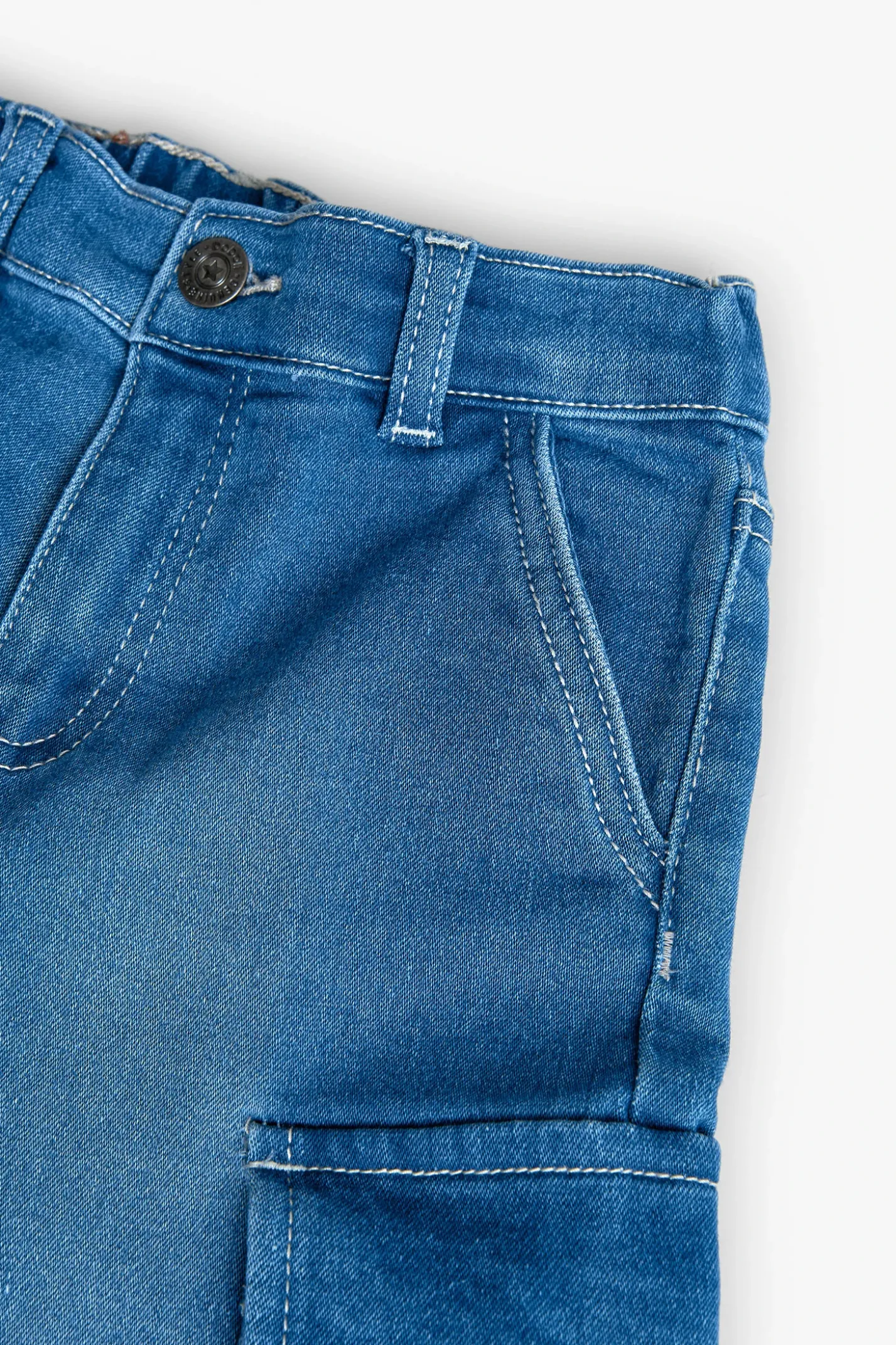 Pantaloni cargo in denim per bambino di colore blu.