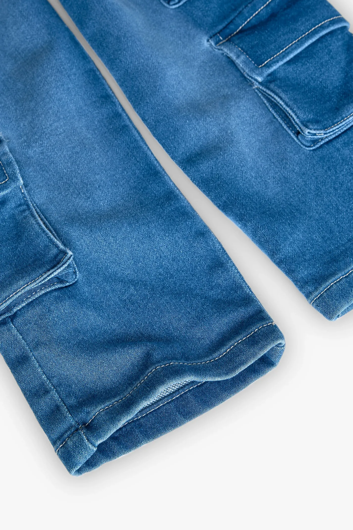 Pantaloni cargo in denim per bambino di colore blu.