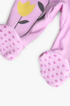 Pelele in maglia per neonata di colore rosa con stampa di farfalle e fiori.