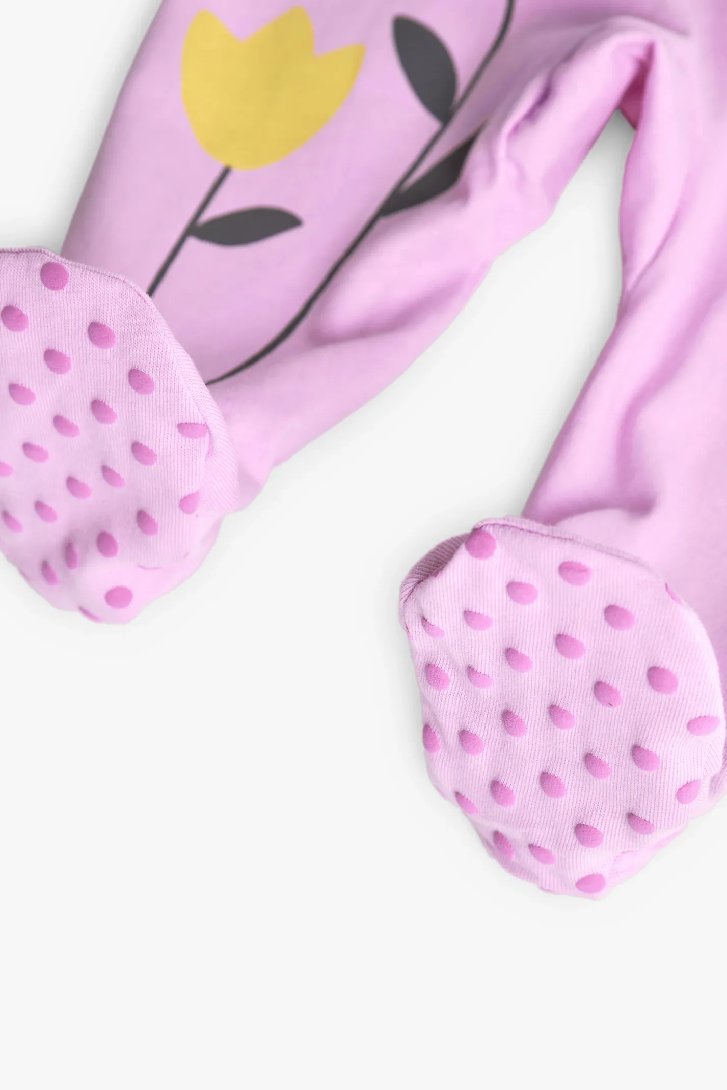 Pelele in maglia per neonata di colore rosa con stampa di farfalle e fiori.