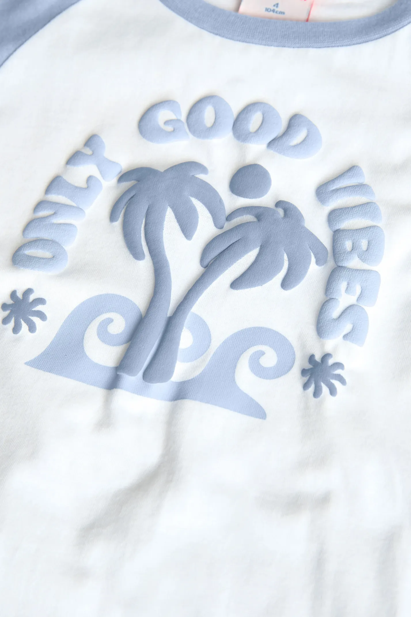 Pigiama corto in maglia per bambino con stampa in colore blu.