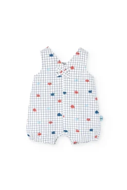 Salopette in popeline per bambino in colore bianco con stampa a quadri in blu e rosso.
