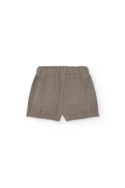 Set bambino in maglia con stampa di t-shirt e pantaloncini nei colori chiari e marroni.